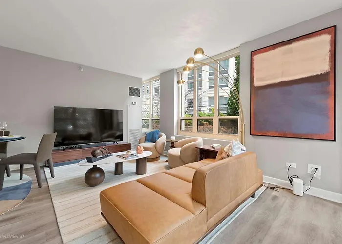 The Bernadin- Designer 3br Center With Balcony Chicago