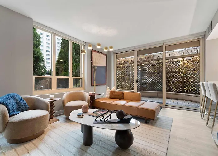 The Bernadin- Designer 3br Center With Balcony Apartment Chicago