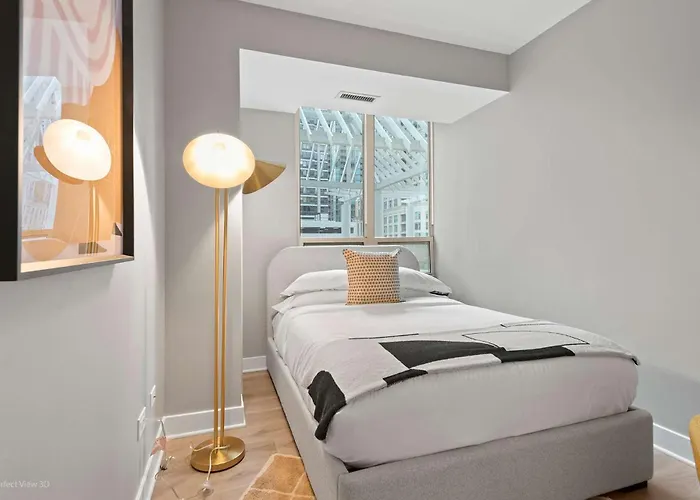 The Bernadin- Designer 3br Center With Balcony Apartment Chicago