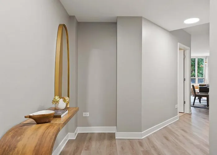 The Bernadin- Designer 3br Center With Balcony * Chicago